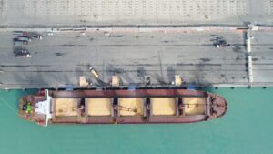 کشتی حامل غلات در بندر امام-خمینی