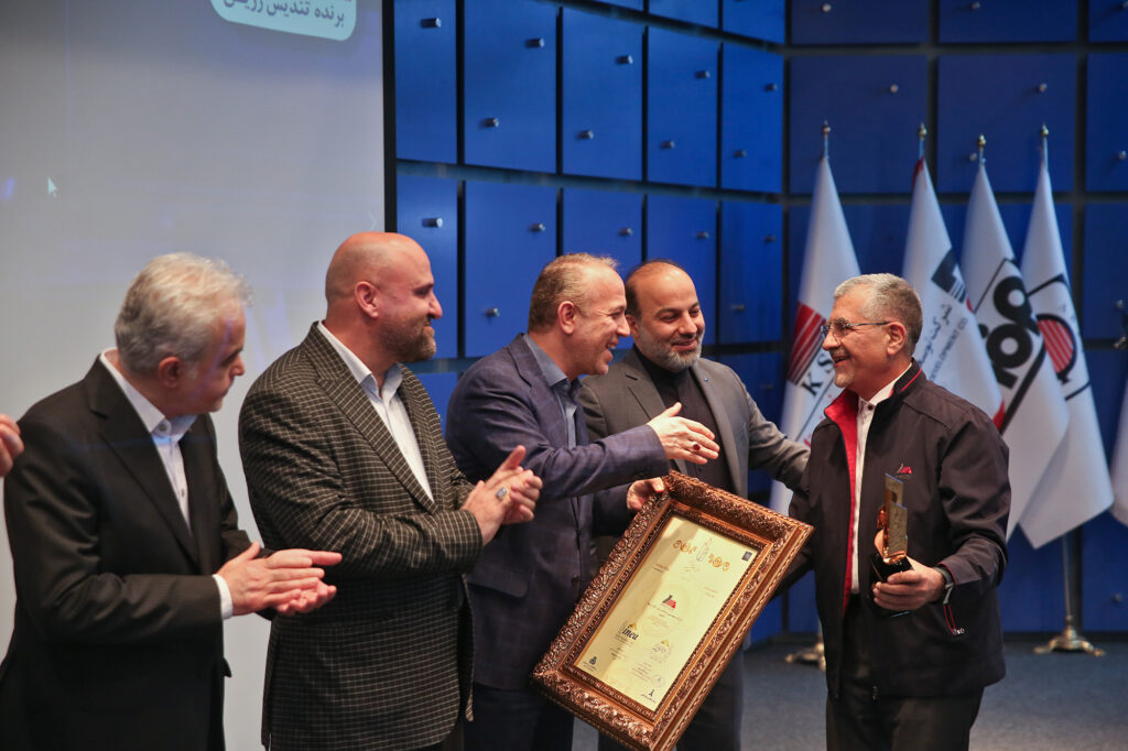 تندیس زرین مکو