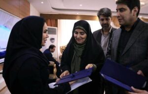 تجلیل وزیر راه از قرزند شهید