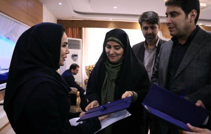 تجلیل وزیر راه از قرزند شهید